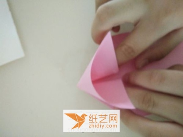 Tutorial on making origami frog toys for children