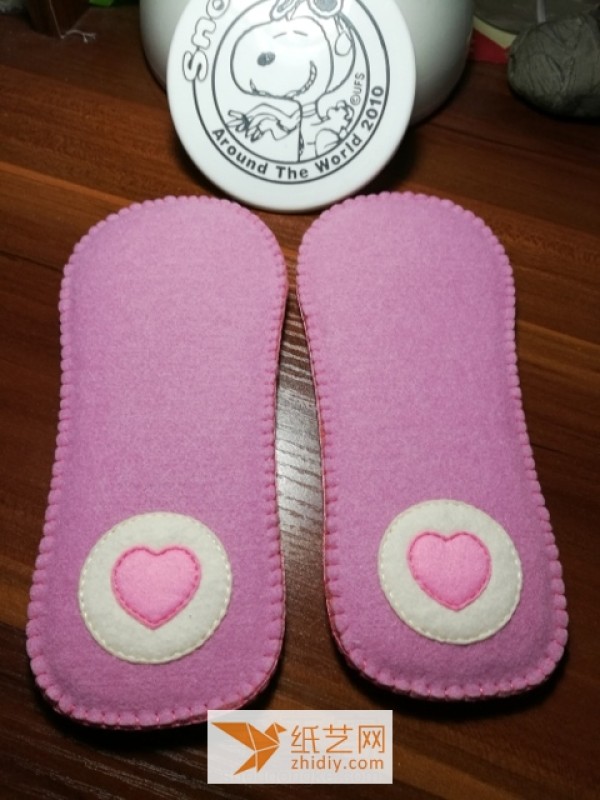 Tutorial on how to make little princess slippers from non-woven fabric as a New Year gift