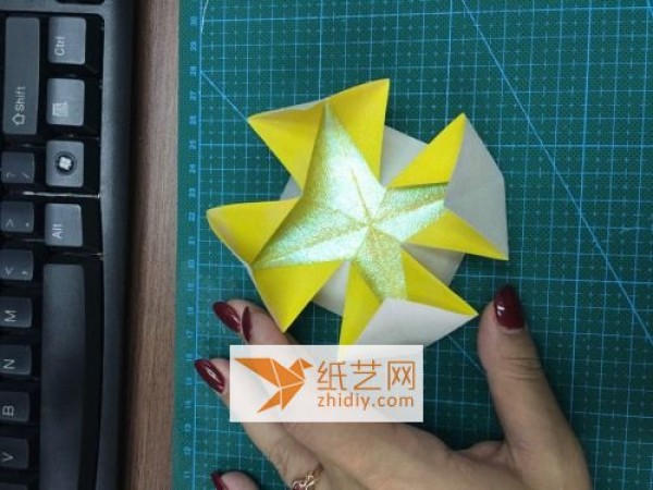 A step-by-step tutorial on how to make origami holiday lanterns