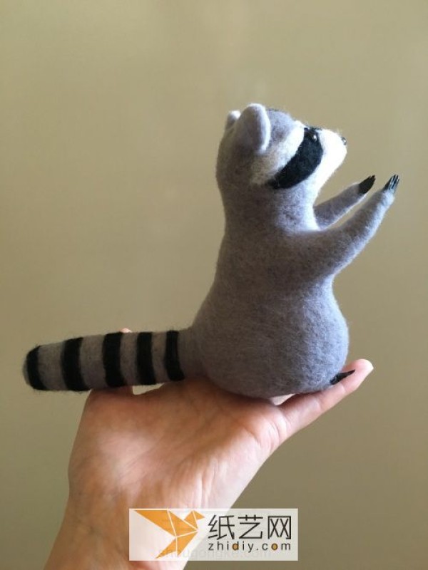 How to make a small raccoon doll by hand using wool felt? fulfill your wishes