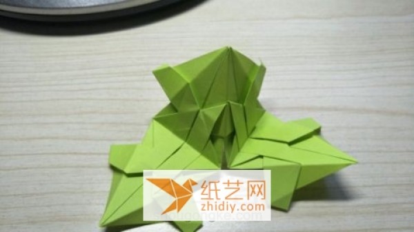 Illustrated tutorial on how to make a multi-pointed star origami bouquet. It’s a cool Teacher’s Day decoration.