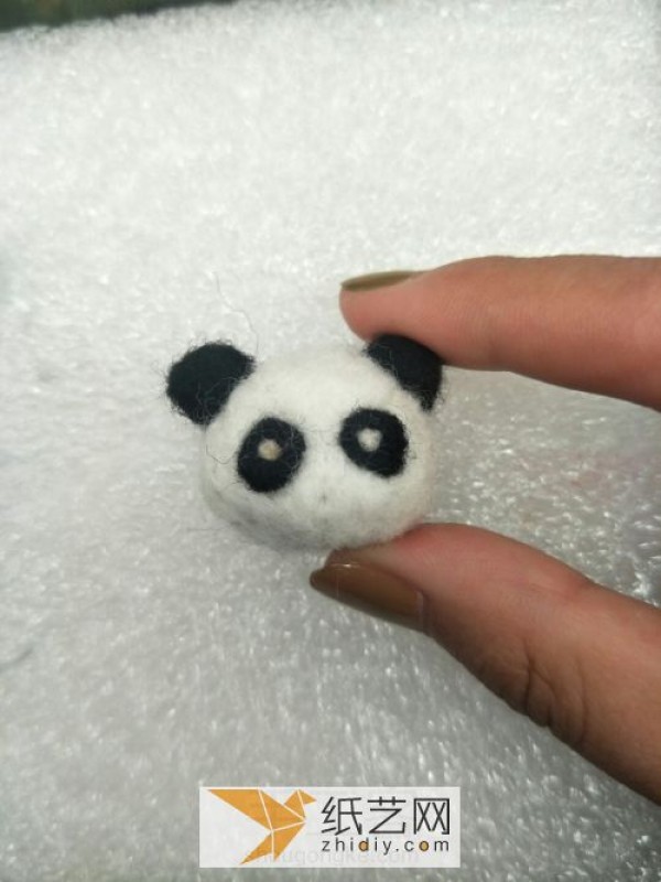 Tutorial on Christmas gift of Poke Panda mobile phone chain made of wool felt