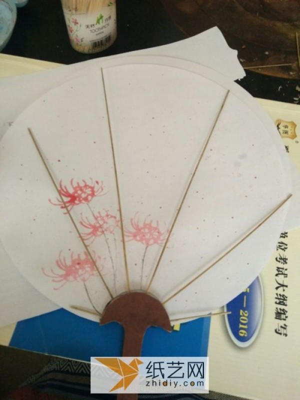 In the hot summer, turn waste into treasure and make a cool paper fan