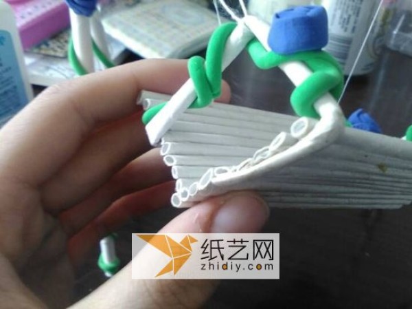 A paper swing made by myself. Rolling paper is very simple.