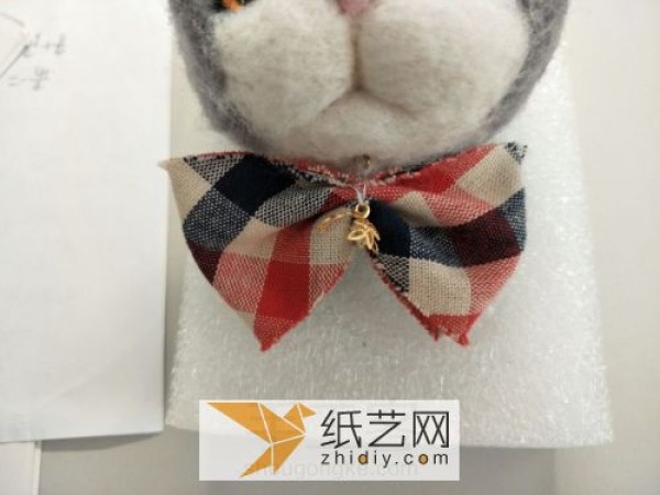 Illustrated tutorial on how to make a ragdoll cat mobile phone chain for Christmas gifts using wool felt