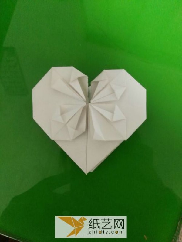 Illustrated tutorial of classic origami heart How to DIY a beautiful heart shape