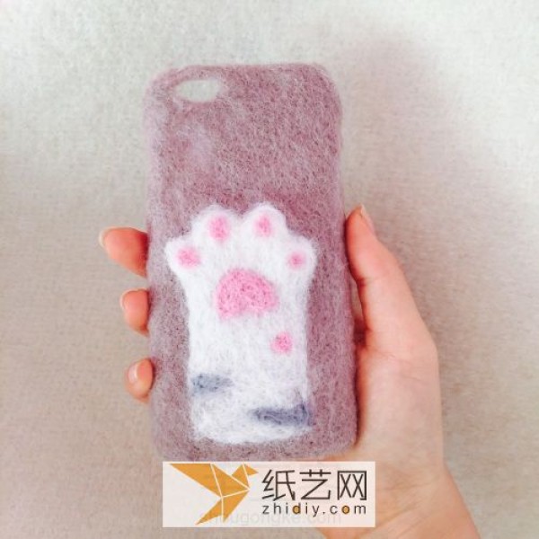 Cute cat claw mobile phone case made of wool felt as a New Year gift