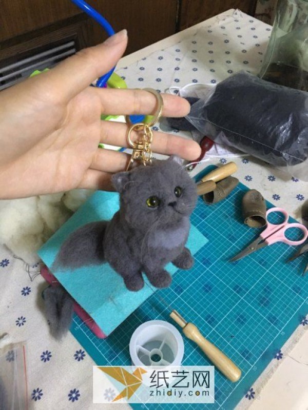 Master’s tutorial on how to make a wool felt poke kitten. A great Teacher’s Day gift.