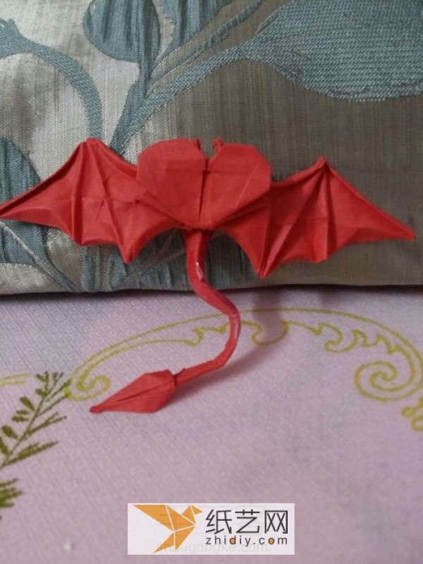 Actual pictures teach you step by step how to make origami devil heart Valentines Day gift handmade tutorial