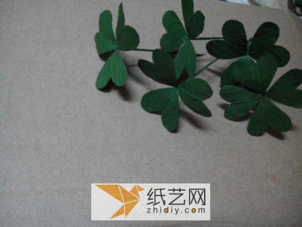 Three-dimensional paper art clover is made using wrinkled paper (real photo tutorial)