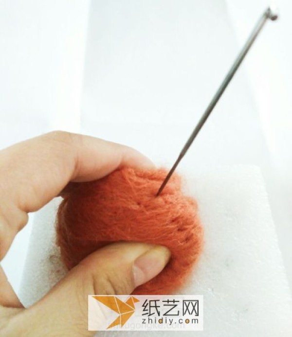 Illustrated tutorial for making a wool felt hedgehog. Detailed wool felt making method.