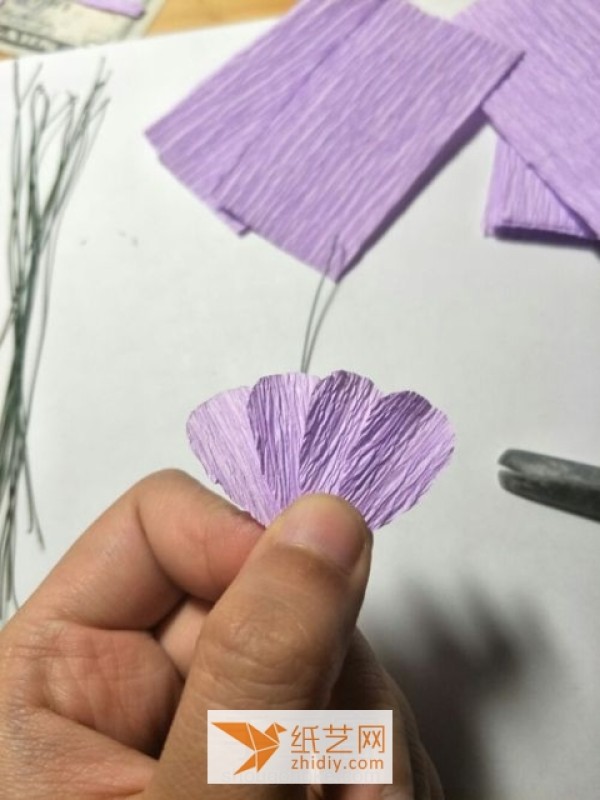 Illustrated tutorial on making beautiful paper flowers from crepe paper as a Teacher’s Day gift