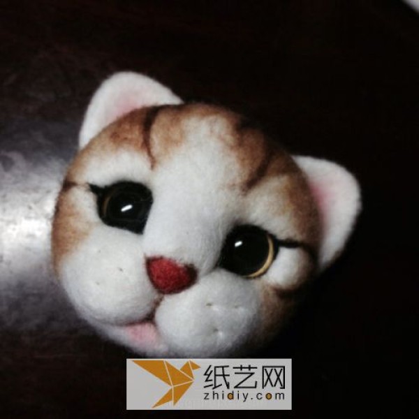 Tutorial on making a little cat head from wool felt. A ready-made New Year gift.