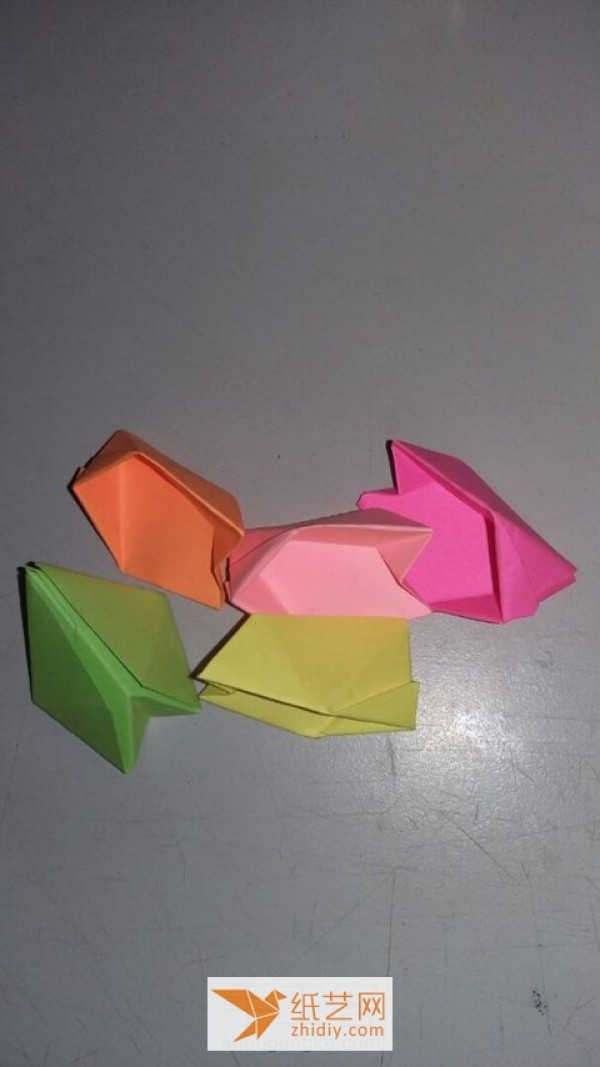 Tutorial on how to make a colorful origami cherry blossom origami box. It’s super beautiful for putting candies in the New Year.