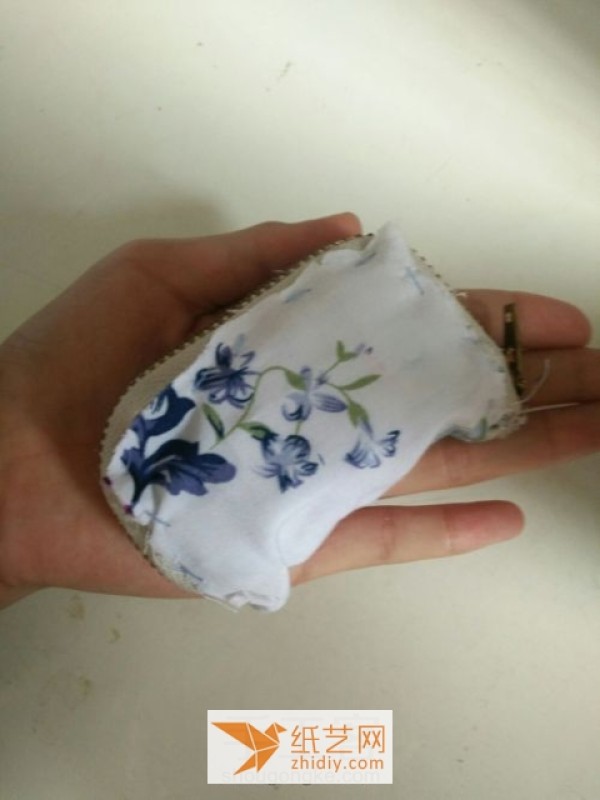 Simple and practical tutorial on how to make a small fabric purse for Christmas gifts