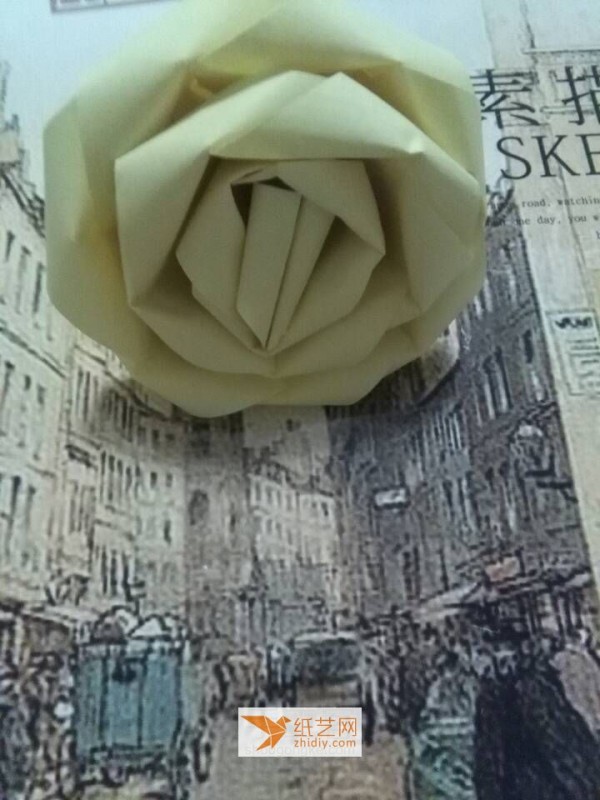 Make origami roses from multiple pieces of paper for Valentine’s Day gift