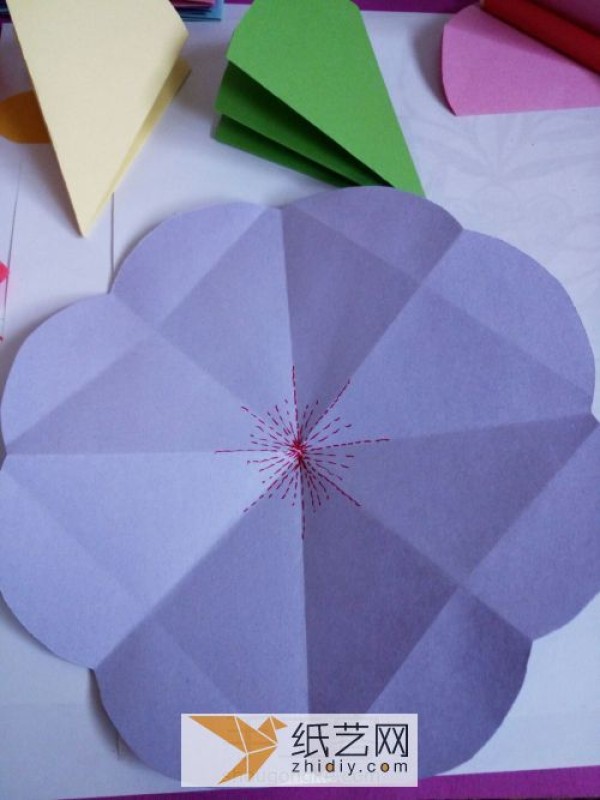 Illustrated tutorial on making handmade greeting cards with three-dimensional paper flowers using the exploding box mechanism