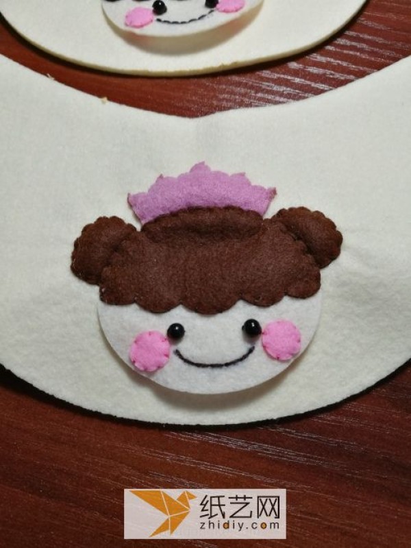 Tutorial on making a pair of cute non-woven slippers. A warm New Year gift.