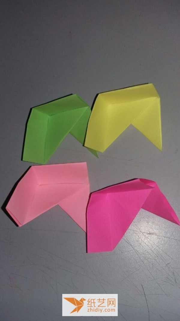 Tutorial on how to make a four-color origami gift box with a lid. It’s a great gift box for Teacher’s Day.