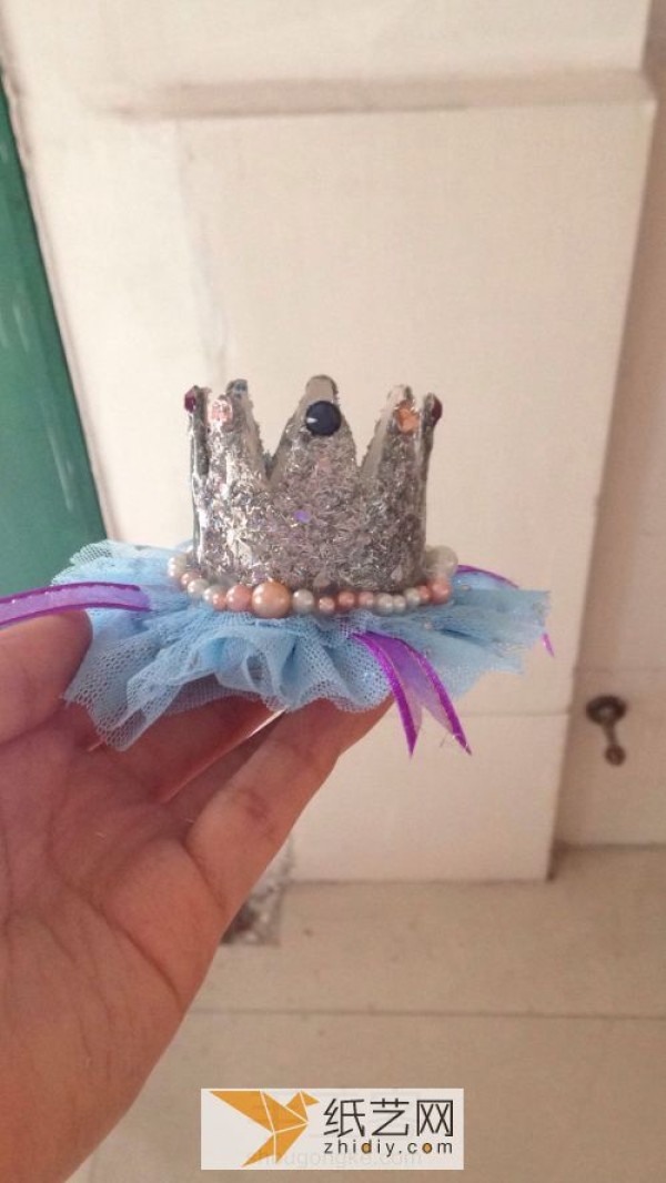 Children turn waste into treasure by DIY to make Christmas childrens headdress