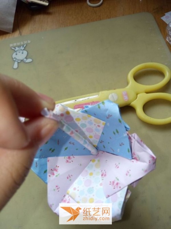 Illustrated tutorial on how to make an origami sun umbrella for girls.