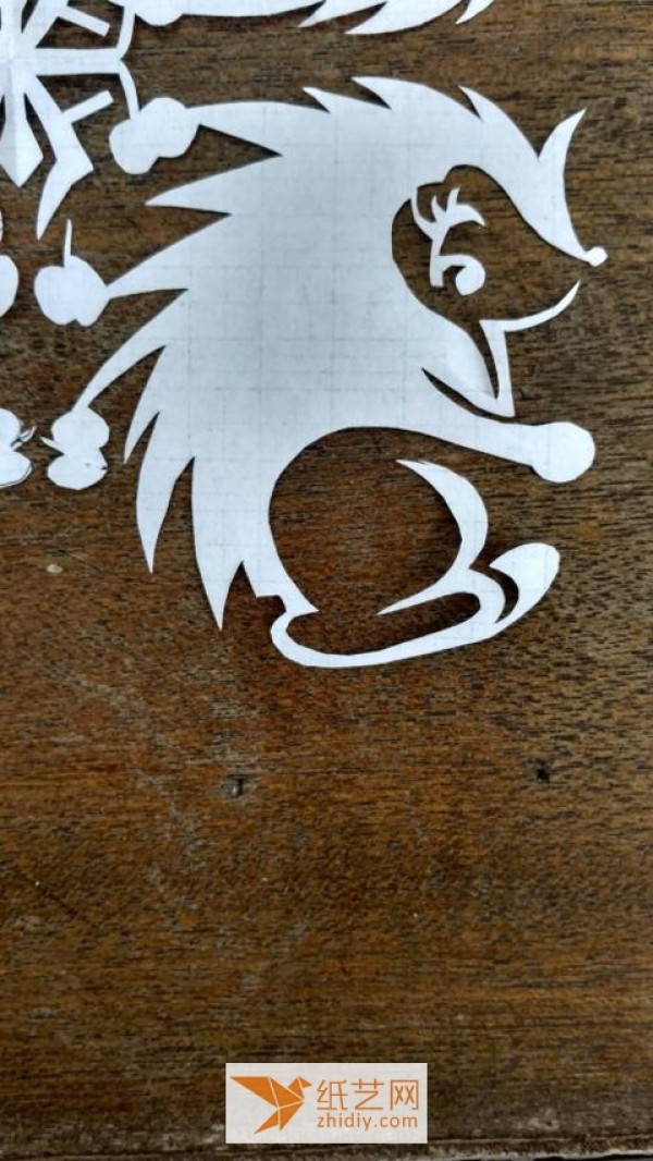 Tutorial on making cute paper-cut little hedgehog window grilles