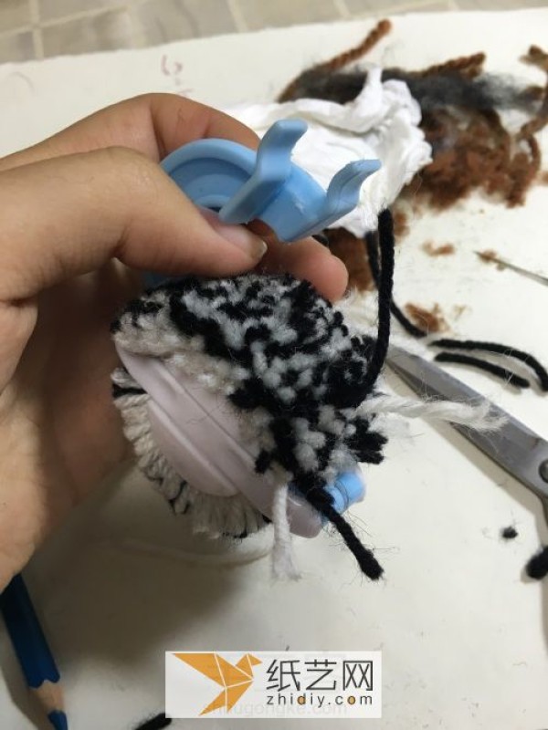 Tutorial on knitting a silly yarn ball to make a little hedgehog doll