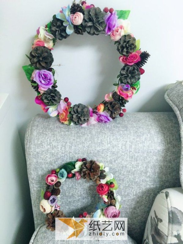 Super beautiful Christmas wreaths made from various waste materials.