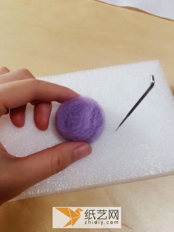 Tutorial on how to make Mid-Autumn Festival mooncakes with cute wool felt. This mooncake gift box is a great Mid-Autumn Festival gift.