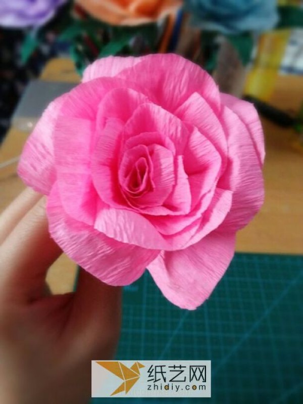 How to make crepe paper roses. Simple handmade paper roses with illustrated step-by-step tutorials.