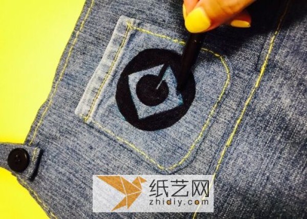 How to make DIY minion clothes by turning old jeans into treasures, a unique Children’s Day gift