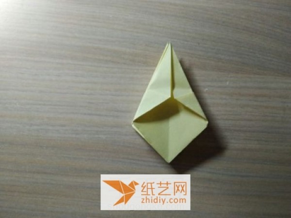 Tutorial on making an origami box like a lily