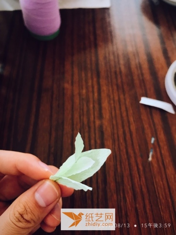 Illustrated tutorial on how to use crepe paper to make a potted paper flower orchid as a Teachers Day gift