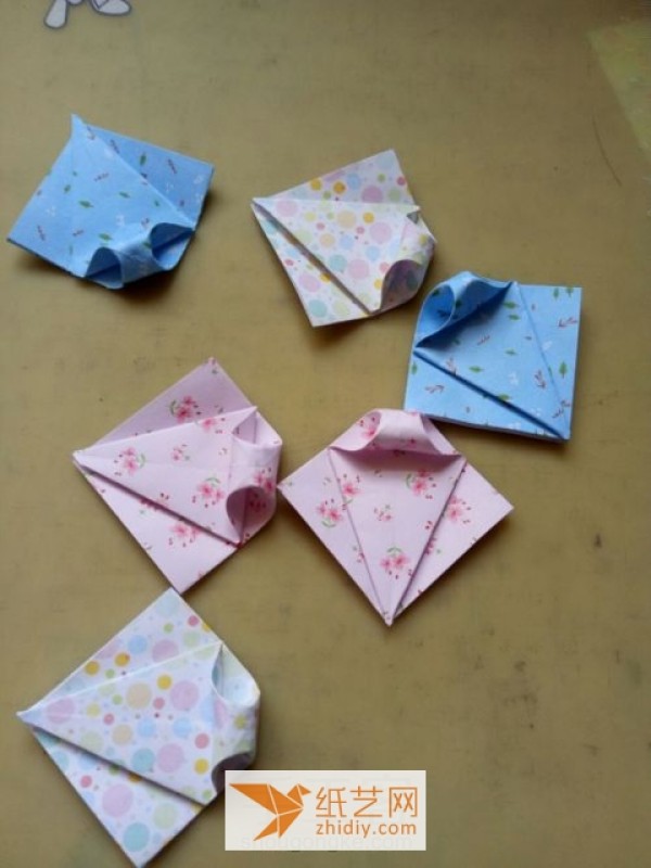 Illustrated tutorial on how to make an origami sun umbrella for girls.