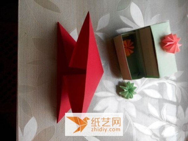 The best solution for Valentine’s Day is this simple origami rose making tutorial.