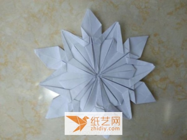 Tutorial on making exquisite and beautiful origami snowflakes and paper art flowers. A good partner for New Year decorations.