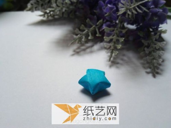 The classic method of origami stars is a commonly used decoration for gift preparation.