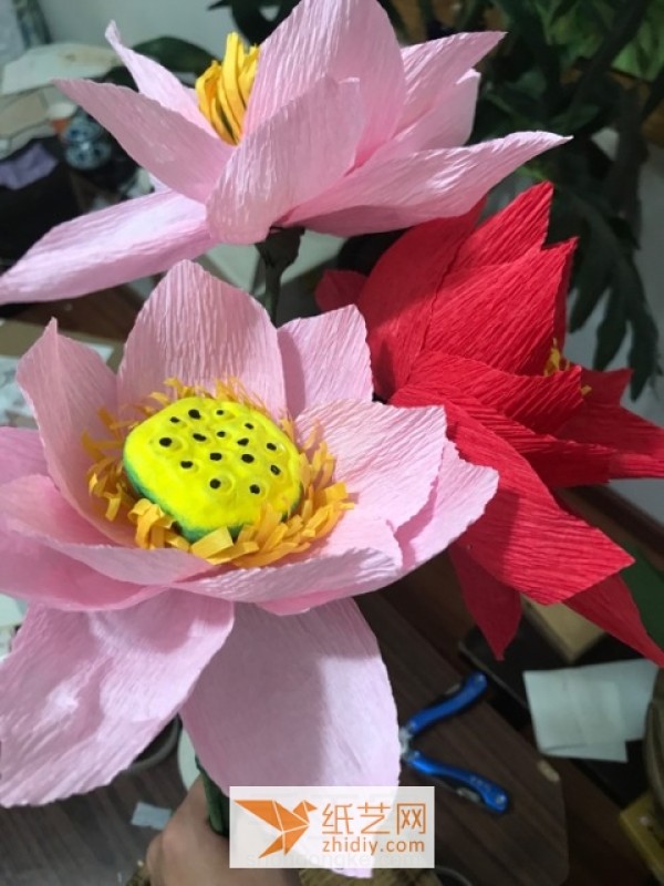 Tutorial on how to make paper lotus flowers that come out of the mud without staining