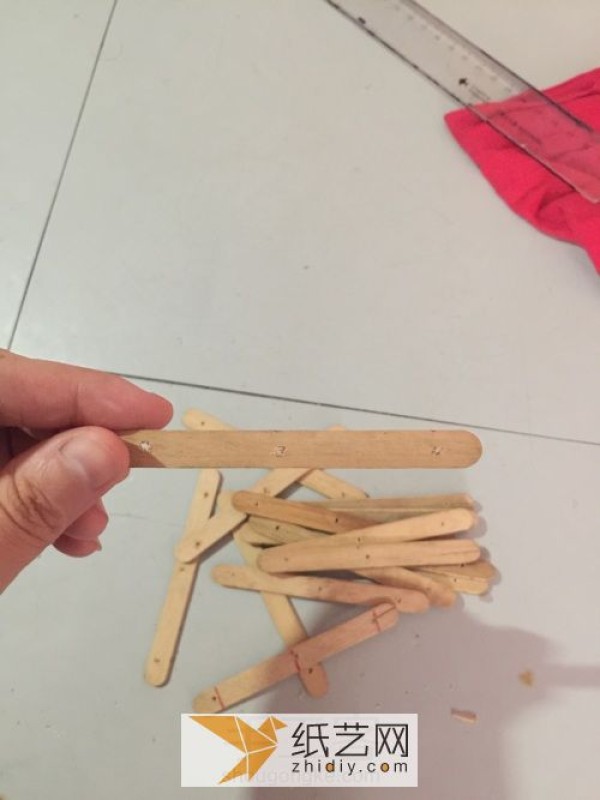 Illustrated tutorial on turning popsicle sticks into treasure and making them into stretchable toys