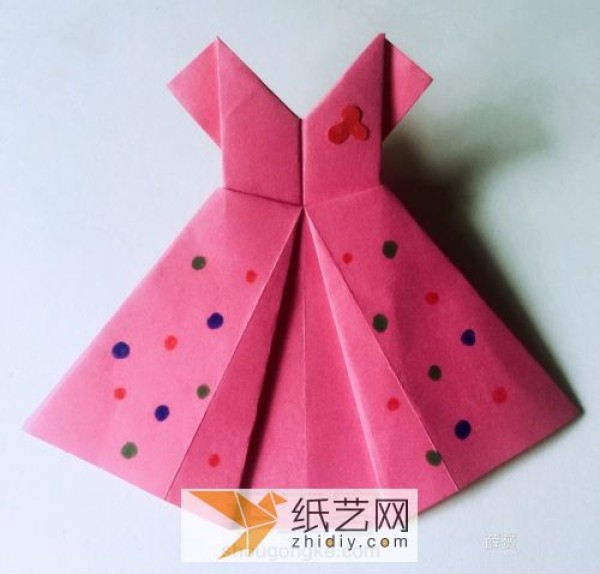 How to fold a cute origami skirt for children. Tutorial on folding a skirt by hand.