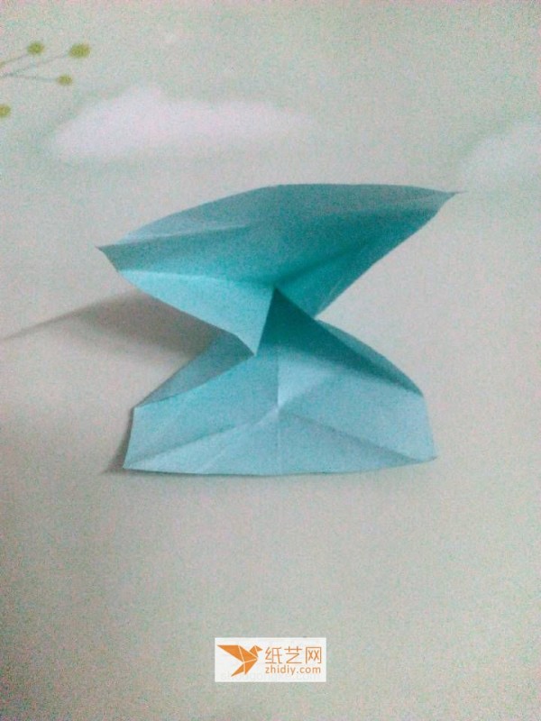 Illustrated tutorial on how to make handmade origami butterflies