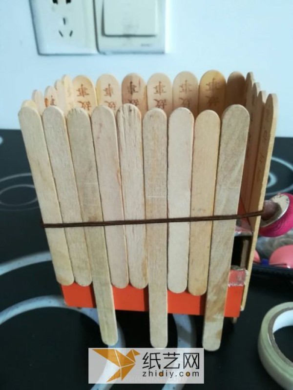 Illustrated tutorial on making a wooden pen holder storage box by turning waste popsicle sticks into treasure