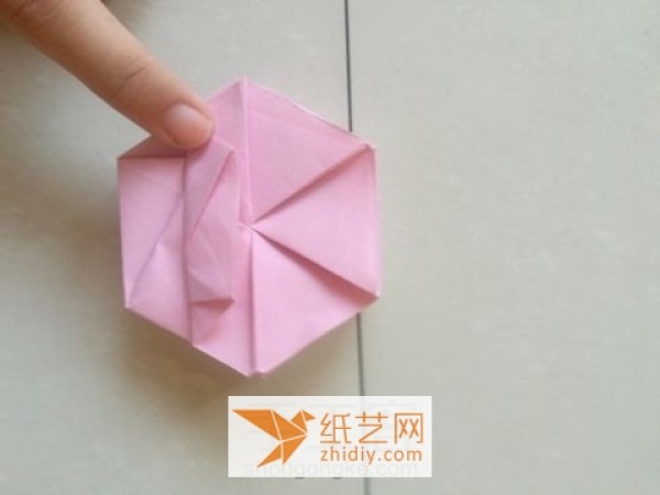 Tutorial on making a hexagonal flower origami lid for a Valentines Day gift box