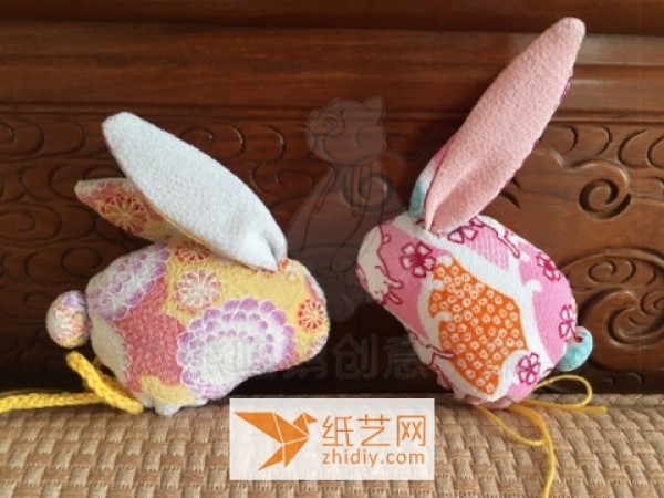 How to make a bunny-shaped fabric coin purse as a Christmas gift?