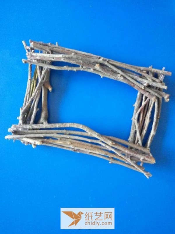 Decorative photo frames made by turning waste branches into treasures. Children’s handicrafts for the New Year