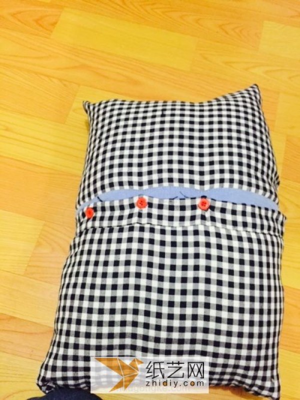 Turn old clothes into treasure and make fabric pillows