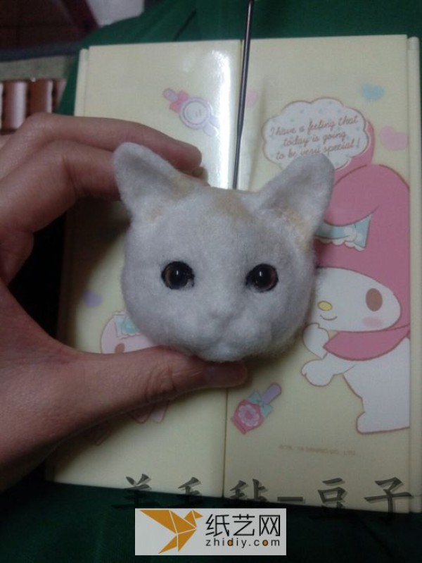 Detailed illustrated tutorial on how to make a wool felt kitten. A cute kitten head is made of wool felt.