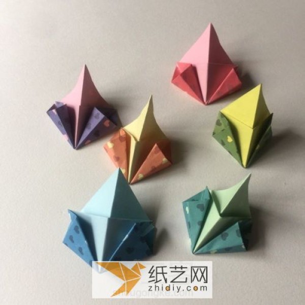 Colorful origami flowers can be made to decorate Teacher’s Day gifts