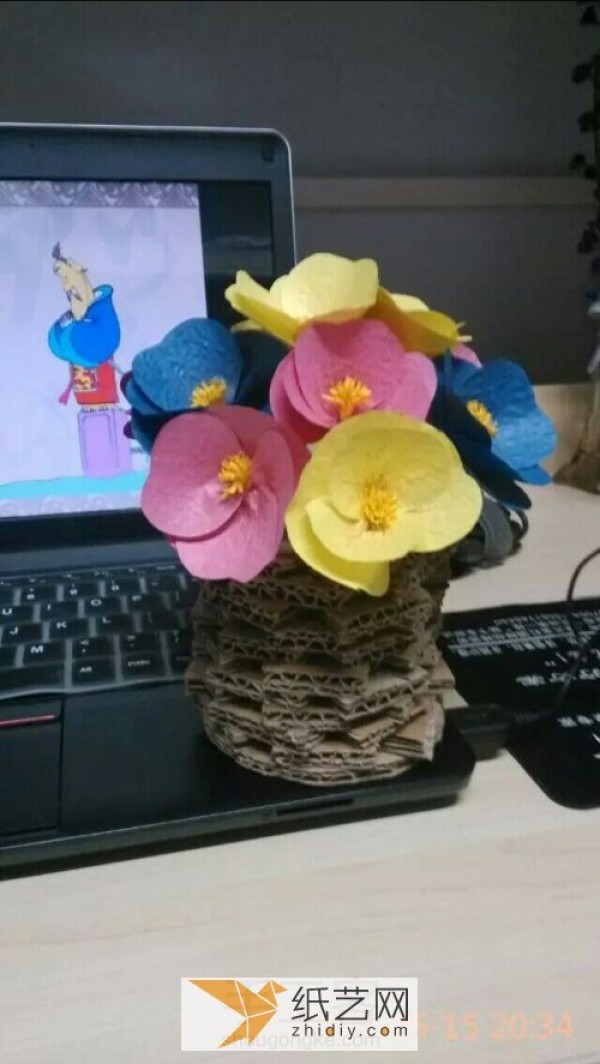 Tutorial on making immortal pansy flowers from crepe paper. How to make beautiful paper flowers.