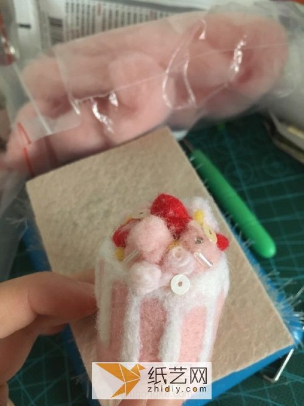 A no-fail illustrated tutorial for making strawberry cream cake with wool felt